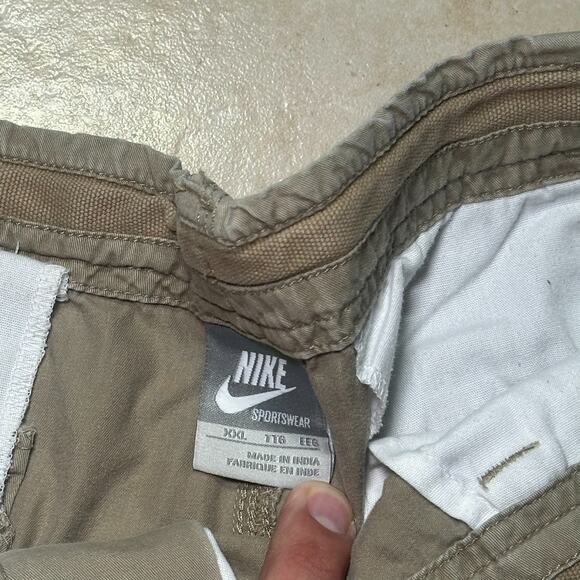 Vintage Y2K Nike Sportswear Beige Tan Cargo Shorts Mens XXL Hiking Outdoors - Picture 3 of 11